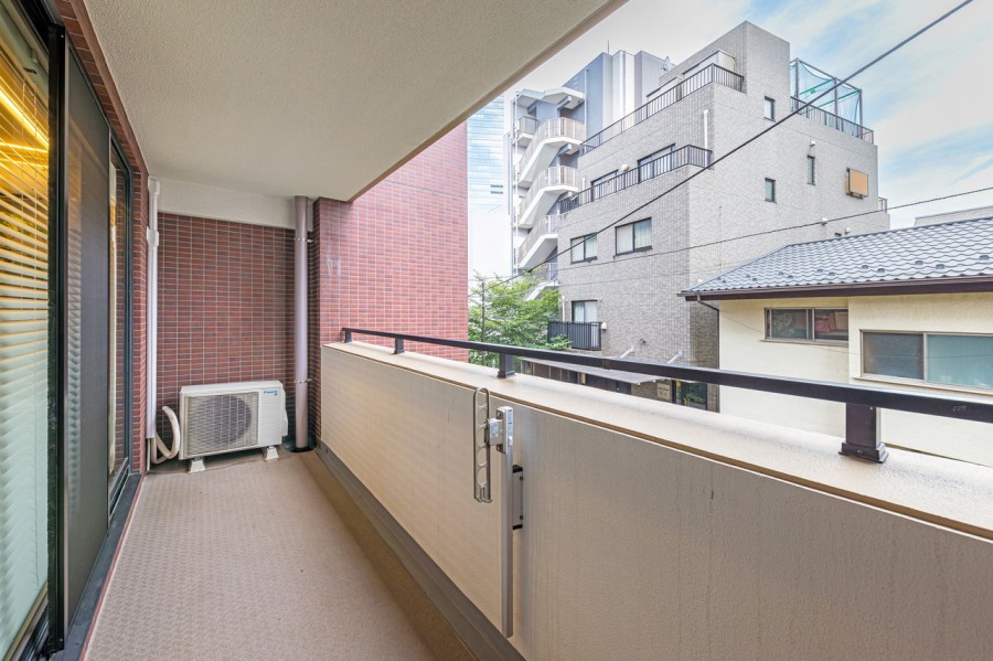 暮らしに大切な光と風を感じることができる南向きのバルコニーです。約10.62m²とゆとりがあるので、ご家族分の洗濯物もしっかり干すことができそうです。