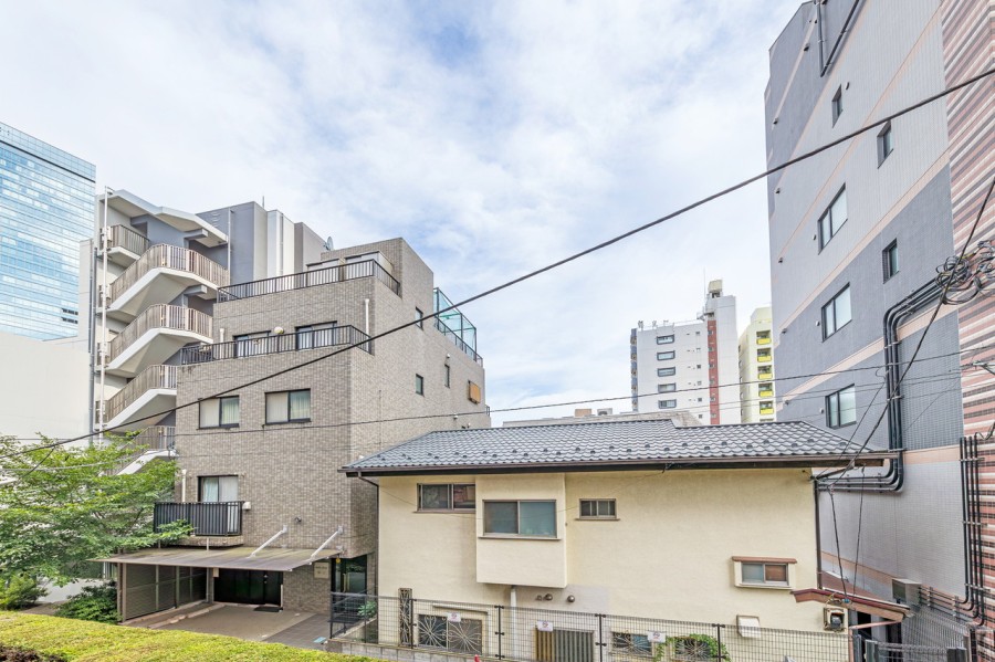 バルコニーからの眺望です。あたたかな陽光を感じながら、活気と安らぎが入り混じる居心地の良いアーバンライフを満喫できます♪