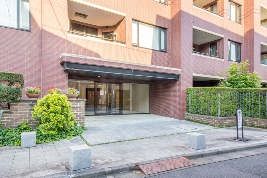 お手入れが行き届いた綺麗なエントランスです。心地の良い安らぎに満ちた暮らしへ誘います。