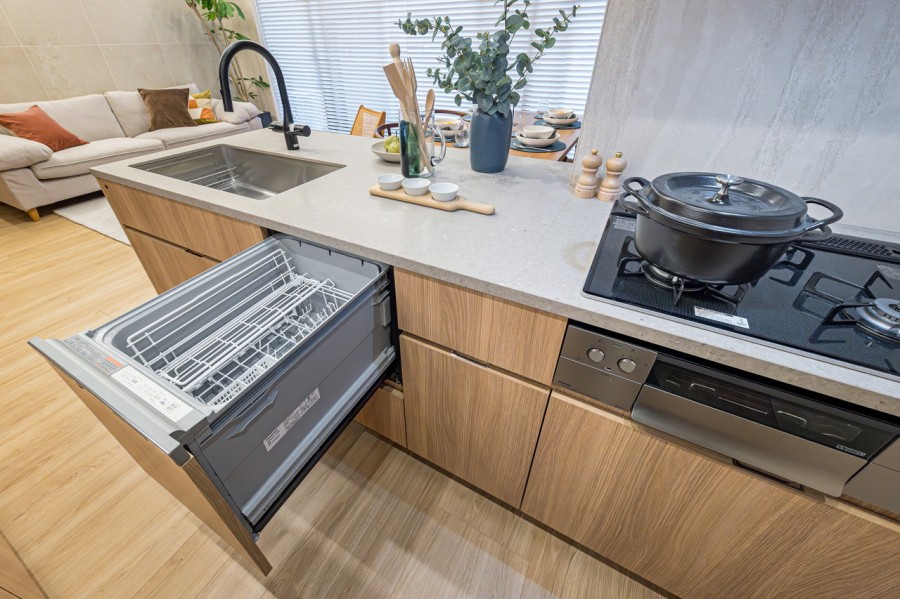 ◆食器洗浄乾燥機◆家事の時間を短縮できる優れもの。さらに節水・節約を同時に行うことができるので、大変人気があり重宝します。