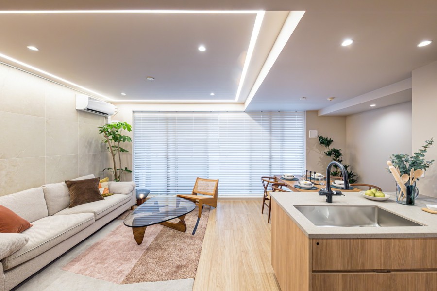 あたたかな光が降り注ぎ、穏やかな時間に纏われたリビングダイニングです。南向きの窓からは明るい陽射しが入りますので、ゆったりとくつろぎの時間をお過ごしいただけます。