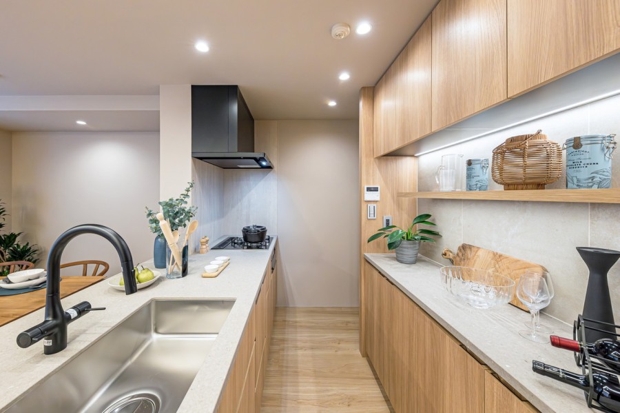 キッチン背面には収納豊富でカウンタースペースも広いカップボードがあります。お部屋の雰囲気とマッチする機能性とデザイン性を兼ね備えています。