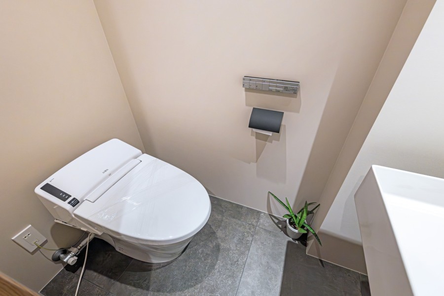 レストルームには手洗いカウンターを備え付けました。毎日使う場所だからこそ、清潔感と使いやすさを考慮した空間です。