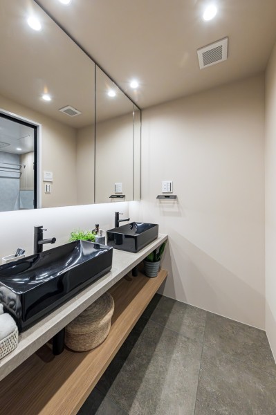 大きな鏡とダブルボウルが印象的なラグジュアリーな洗面化粧台です。入浴後の豊かな時間を演出し、心からくつろげるプライベート空間です。