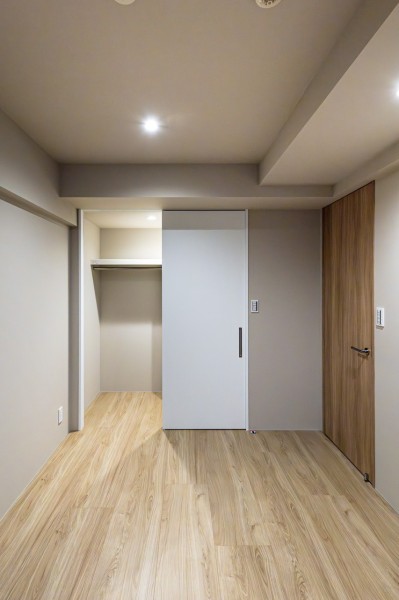 洋室1は凹凸が少なく家具の配置がしやすい空間です。 ウォークインクローゼットは、枕棚とハンガーラックがあり、たっぷり洋服を収納できます。