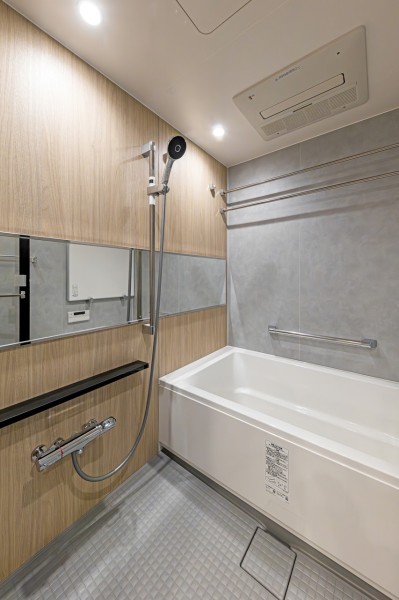 毎日のバスタイムを贅沢に、豊かにしてくれるバスルームです。空間を広く感じさせるワイドミラーを配し、くつろぎのリラクゼーションタイムを心行くまでお楽しみいただけます。