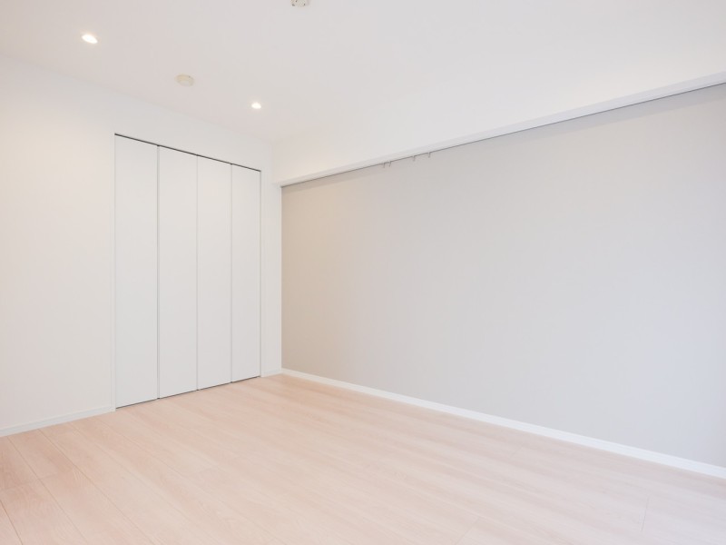 洋室3は、グレーのアクセントクロスを取り入れました。上質で洗練されたナチュラルテイストのお部屋です。間口の広いクローゼットがあるので、お手持ちの衣服などをたっぷり収納できそうです。