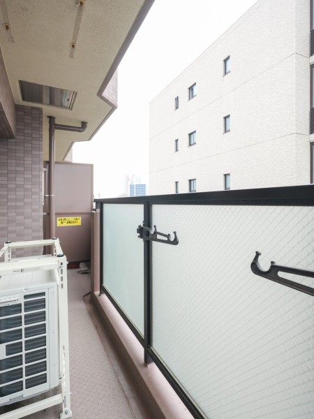 南向きで採光性のとれたバルコニーです。暮らしに大切な光と風をめいっぱい感じることができるリフレッシュスペースです。