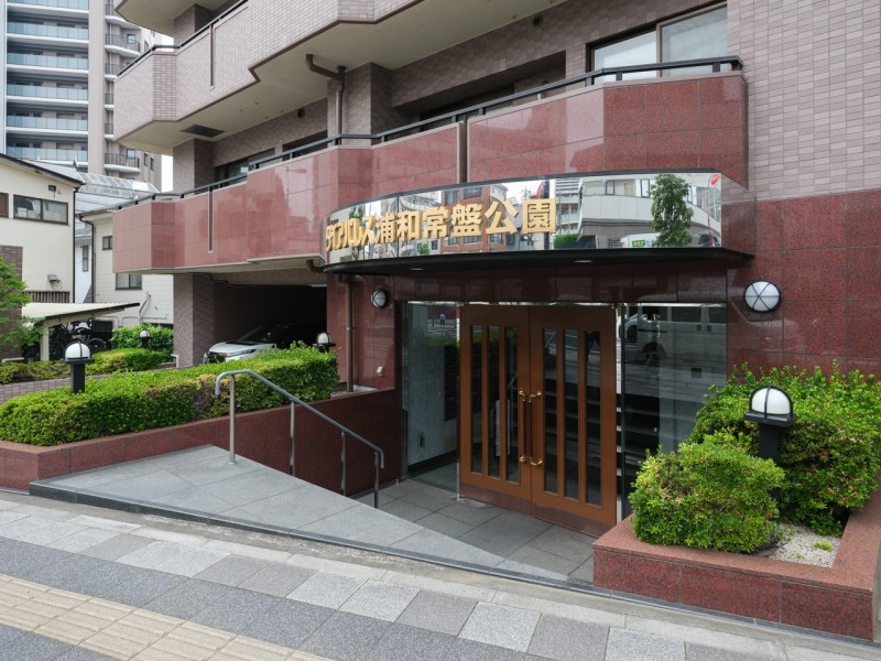 定期的なメンテナンスが行われ綺麗に保たれたエントランスです。お手入れが行き届いた綺麗な共用部が、安らぎに満ちた暮らしへ誘います。