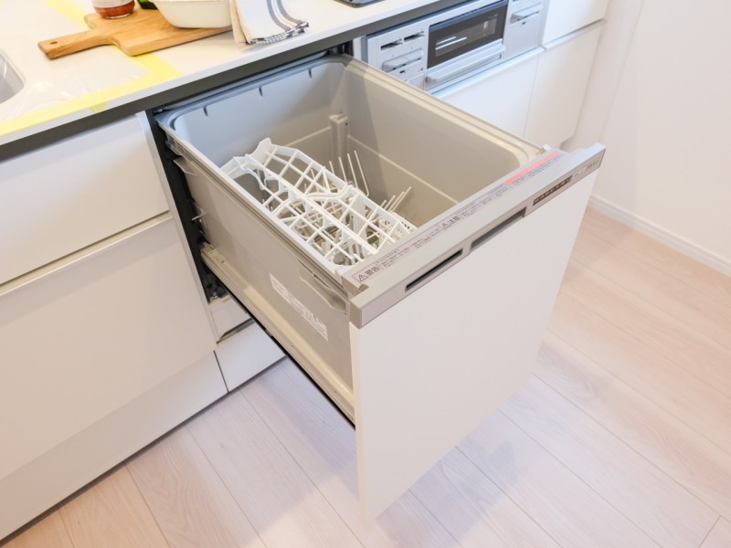 ◆食器洗浄乾燥機◆家事の時間を短縮できる優れもの。さらに節水・節約を同時に行うことができるので、大変人気があり重宝します。