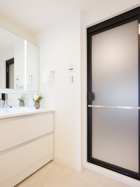 白を基調とした清潔感溢れるデザインの洗面化粧台です。三面鏡裏や足元の収納など使いやすさも兼ね備えています。