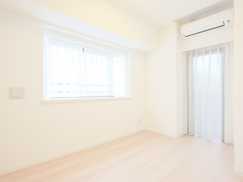 洋室1はリビングから遠く、プライベート性が高いお部屋です。二面採光で明るく、過ぎゆく時間をのんびりと感じることができる空間です。