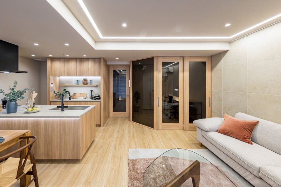 お部屋はあたたかな優しいぬくもりを添えた居心地の良い内装に仕上がりました。多彩な豊かさが紡ぎ、穏やかな時間が流れます。