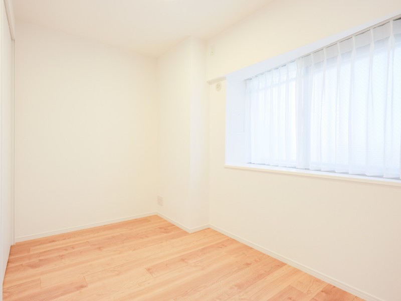 洋室3は過行く時間を伸びやかに感じられる空間。テレワークや作業スペースとしてもおすすめのお部屋です。