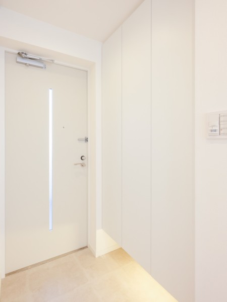清潔感溢れるホワイト基調の玄関です。人感センサー付きのため、いつでも明るい空間が出迎えてくれます。