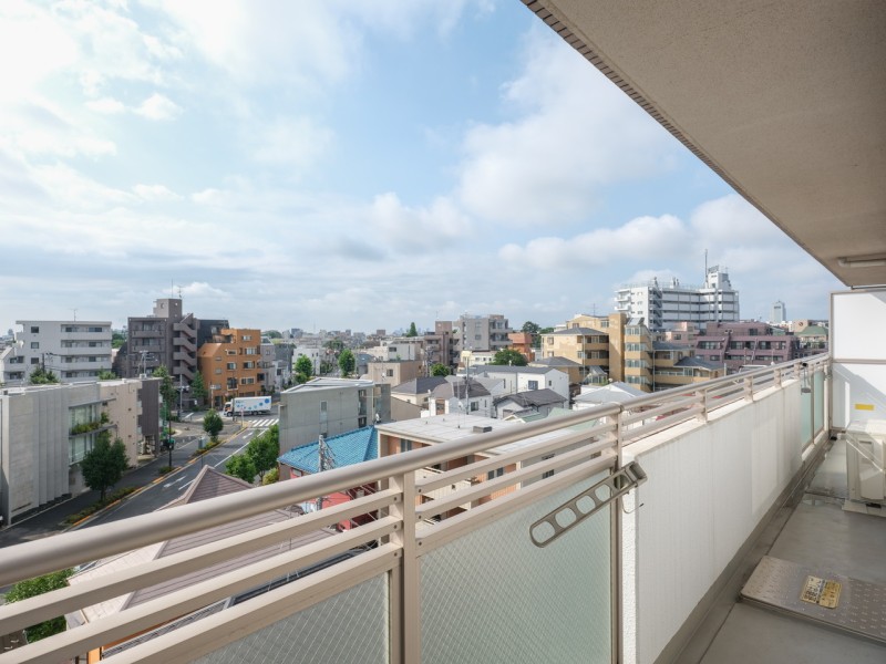 伸びやかな景色に面した陽当たり良好なバルコニーです。ワイドスパン設計だからこその広々とした空間は、気分転換にもぴったりな心地よさを感じられます。