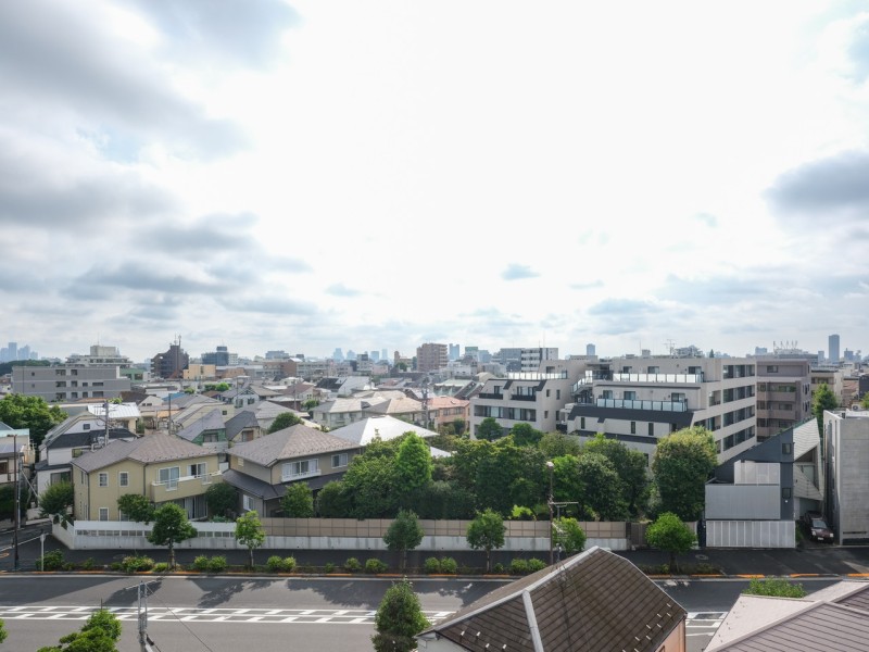 都会の喧騒を忘れ、思わずほっとひと息ついてしまうような開放感溢れる眺望です。忙しい日々をお過ごしの中でも心のリフレッシュを大切にできますね。