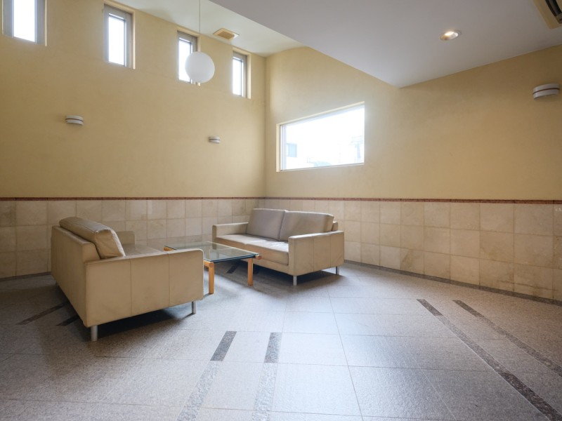 穏やかな時間が流れ、上質な居住空間を予感させるエントランスロビーです。オートロック・宅配ボックス完備。ペット飼育可(規約有)