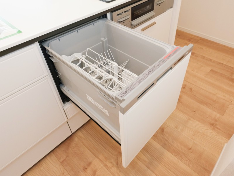 ◆食器洗浄乾燥機◆家事の時間を短縮できる優れもの。さらに節水・節約を同時に行うことができるので、大変人気があり重宝します。