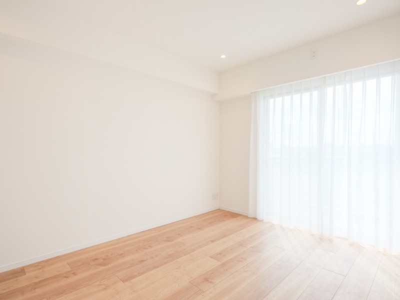 リビングに隣接しながらもプライベート性の高い洋室1。バルコニーに面した約6.5帖の明るいお部屋です。