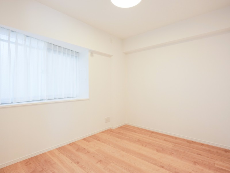 カウンターからの自然光が差し込む、約5.3帖の洋室2です。クローゼット付きで居住空間を広々とお使いいただけるお部屋です。