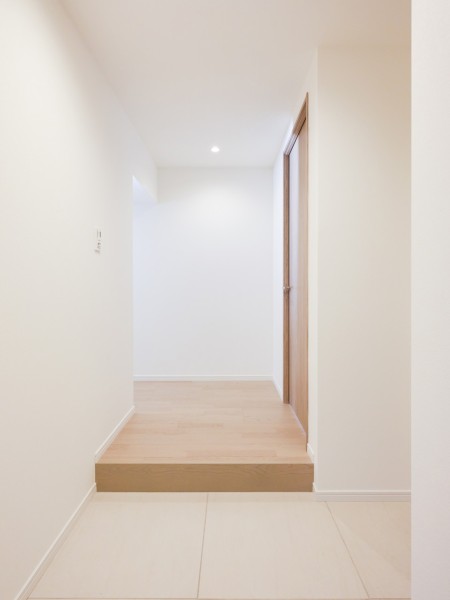 住まいの顔となる玄関は清潔感溢れる空間です。照明は人感センサーなので、夜遅い帰宅時でも明るい空間が出迎えてくれます。