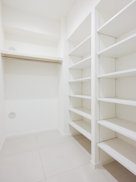 人感センサー付きの玄関には、たくさん収納ができるシューズインクローゼットを設置しました。豊富な棚付きでアウトドアグッズなども収納可能です。