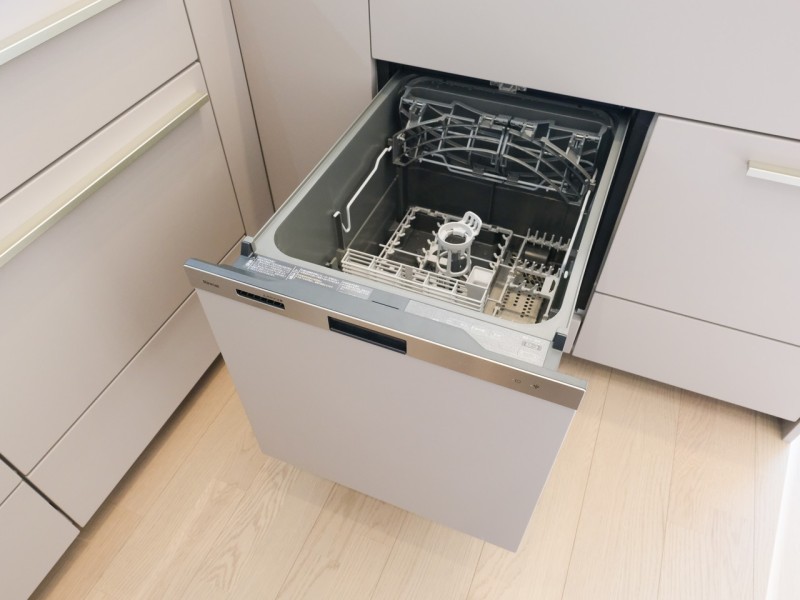 ◆食器洗浄乾燥機◆家事の時間を短縮できる優れもの。さらに節水・節約を同時に行うことができるので、大変人気があり重宝します。