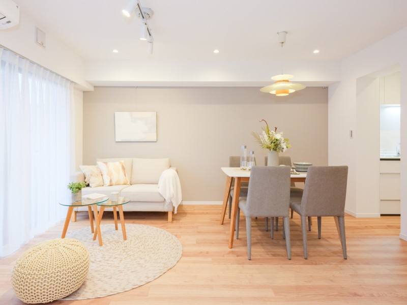 やさしい光と爽やかな風が通り抜ける心地よいリビングです。住まう方の趣味や感性で飾っていただけるように、シンプルな内装で仕上げました。