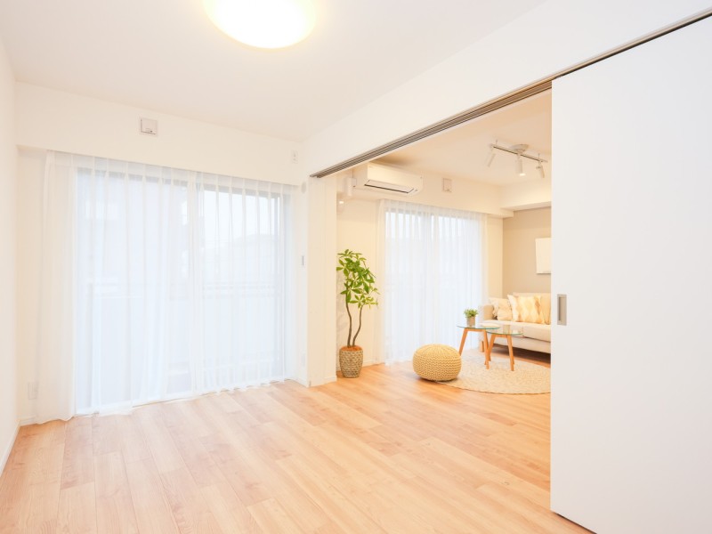 リビングに隣接する明るい洋室3です。普段は引き戸を開放し拡張リビングとして使ったり、引き戸を閉めてプライベート空間を隠したり、フレキシブルにお使いいただけます。