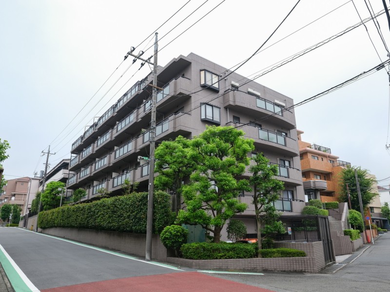 都心への直通アクセスが叶う「宮前平」駅徒歩5分の好立地。多世代の快適な暮らしに寄り添うロケーションです。