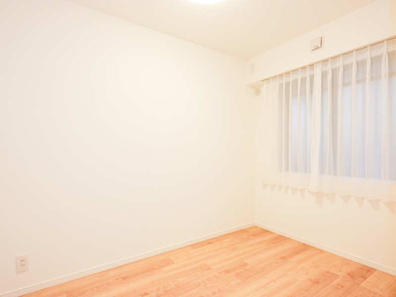 洋室2は独立性の高いお部屋です。過ぎゆく時間をのんびりと感じることができるプライベート空間です