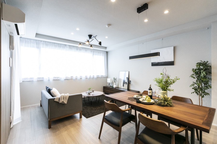 .LDKは約16.0帖の広さがあります。床暖房完備で、冬も足元からぽかぽか裸足でくつろぎたくなるような空間になりました。両面バルコニーで優しい光と風が入ります。