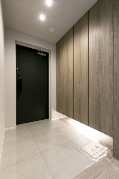 フットライトが優しく足元を照らします。人感センサーライトを設置しておりますので、手が塞がっている時や遅い時間のご帰宅でも安心です。