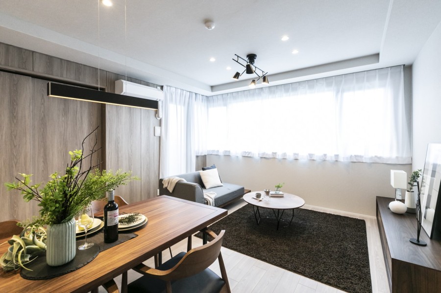 リビングにはピクチャーレールを設置しています。グリーンやアートでお好みの空間を演出することも出来ますし、お子様の作品などもお部屋を傷つけずに飾ることができます。