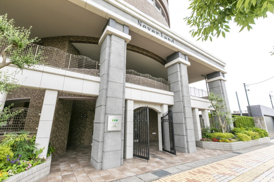 ペット飼育可能です。近隣にはお買い物施設もあり、便利に生活して頂けます。湖岸を整備した公園などもある落ち着いた住環境で、子育てファミリーさんにもおすすめの環境です。