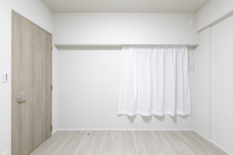 .洋室2（約6.0帖）シンプルな内装に仕上げていますので、お好みの家具や小物で自分好みの空間を作りあげることが出来ます。