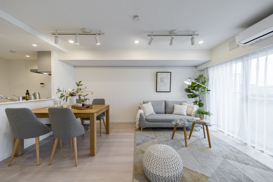 居心地の良いリビングはシンプルで洗練された佇まいを感じさせるお部屋で、家族も快適にくつろぐことができそうです。