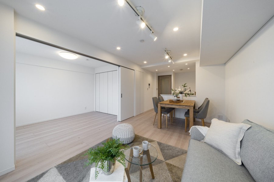 隣の洋室を開放して、リビングを広く使うこともできます。エアコン一基備え付けですので、快適に新生活をスタートしていただけます。