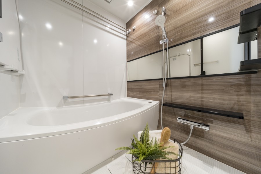 毎日のバスタイムを贅沢に、豊かにしてくれるバスルームです。美しいカーブと全身を包み込むような入浴感が特長の浴槽は、くつろぎの空間が演出してくれます。