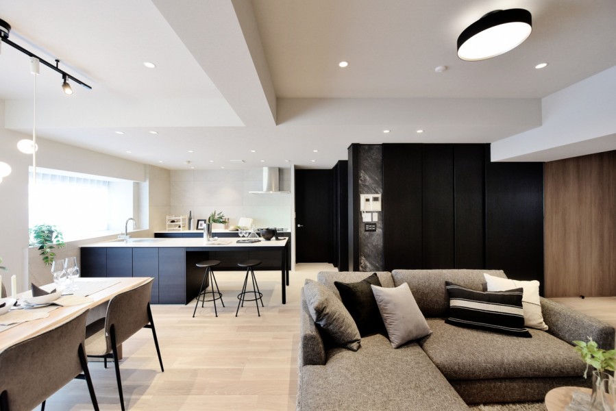 LDKは約24.1帖のゆとりある空間です。床暖房完備ですので、冬も足元からぽかぽかで裸足でくつろぎたくなるような空間です。折り上げ天井で開放感があります。