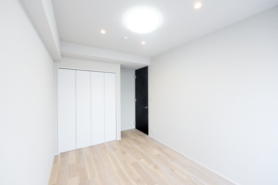 .洋室2（約5.7帖）はバルコニーに面し、優しい光と風が入ります。作業や自分の時間に集中出来る快適なお部屋です。