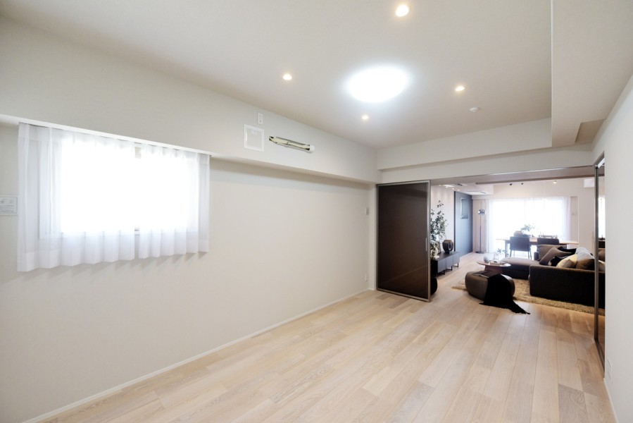 洋室3（約8.6帖）はウォークインクローゼットを設置した、ゆとりある広さで、主寝室にもおすすめです。たっぷりと収納できるクローゼットを設置しており、お部屋をすっきりと保てます。