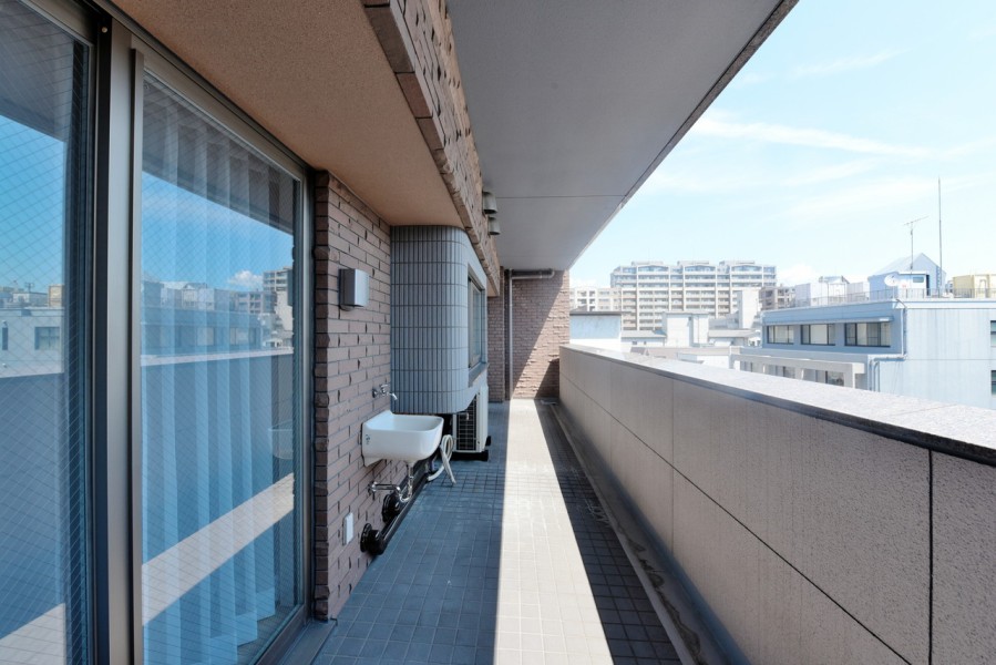 広々としたバルコニーには優しい光が差込みます。スロップシンクもございますので、お掃除の際や日常生活で汚れものが出た際にもお部屋内に持ち込まずに処理出来るので、清潔に保てます。気持ちよくお洗濯物も干せそうなバルコニーです。