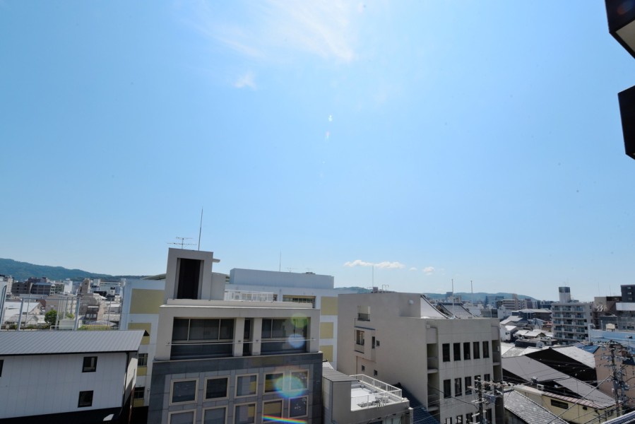 6階部分で前面を遮る物もなく、大きな空と京都の街並みを臨む眺望があります。季節や時間と共に変化していく空を眺めながら、ゆったりと伸びをしたくなるような眺望です。