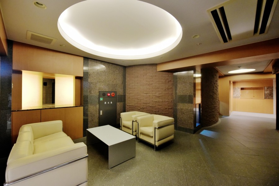 清潔に保たれたマンションエントランスロビーです。時代に左右されず、将来にわたって価値が継続する「上質」な佇まいです。