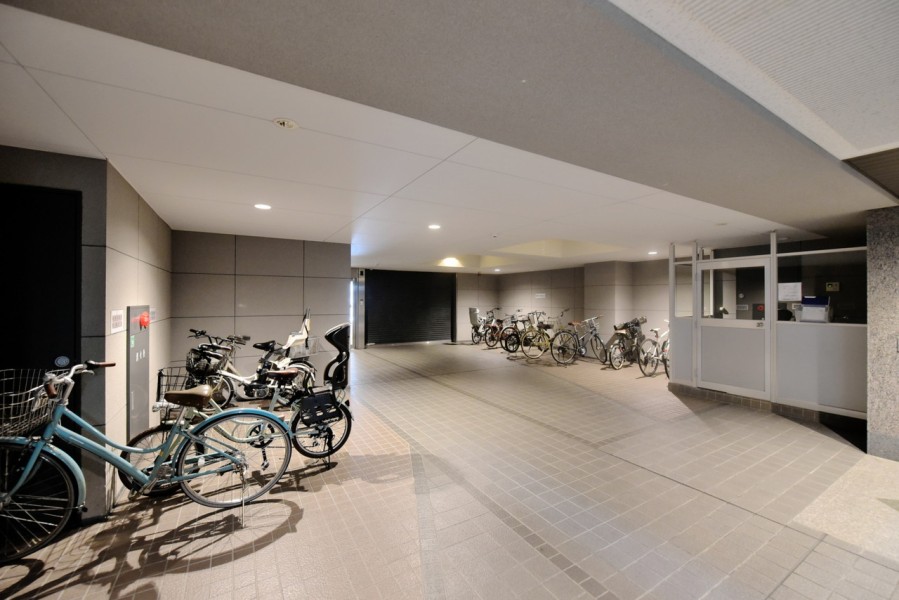 駐輪場は屋内なので、風雨の影響も受けにくくなっています。1台目は無料で駐輪頂けます。
