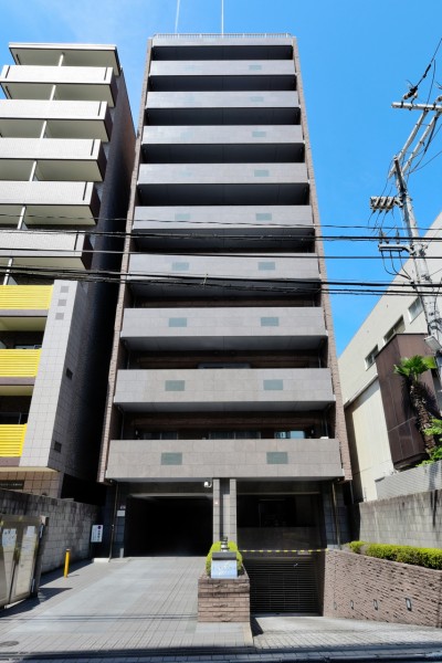 地下鉄四条駅、阪急烏丸駅へアクセス可能で、通勤通学便利です。総戸数18戸、ワンフロアーに2住戸のみの独立性のあるお部屋です。2002年建築、ペット飼育可能です。