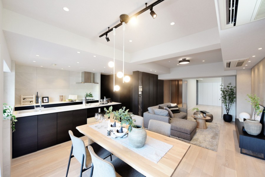 LDKは2面採光で優しい光が入ります。壁にはブラックの化粧板やセラミックタイルを貼り、メリハリをつけながらもまとまりのある落ち着いた内装に仕上げています。