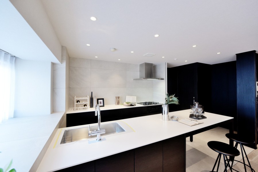 キッチンは田中工藝社製の造作Ⅱ型システムキッチンを設置致しました。足元には床暖房完備で、冬も足元からぽかぽか快適に家事が出来ます。